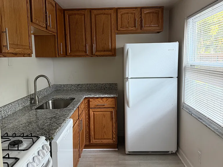 247 S 18th St #1B — Photo 3
