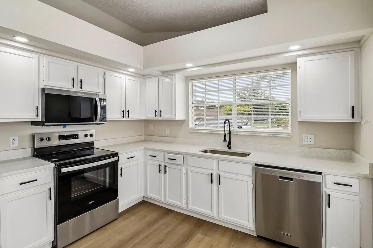 3 bed, 2.0 bath, 1300 sqft, $2,500 — Photo 3