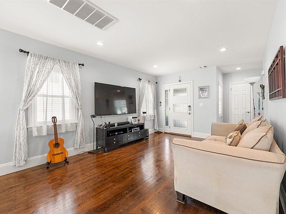 3rd image of 255 Frank Avenue
