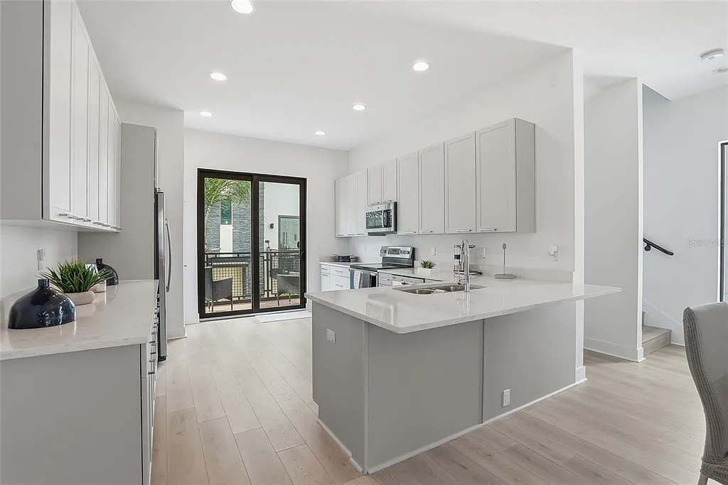 Building Photo - 4810 W McElroy Ave #30