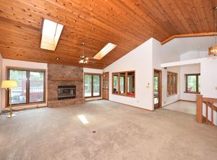 2090 S Woodshire Dr, New Berlin, WI 53151