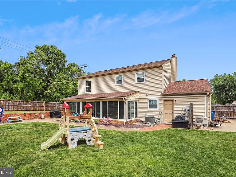 4555 Lantern Pl — Photo 2