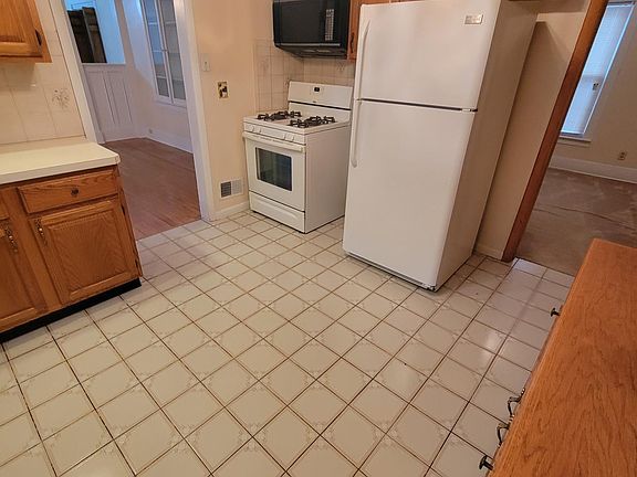 3rd image of 52 Tompkins St #1