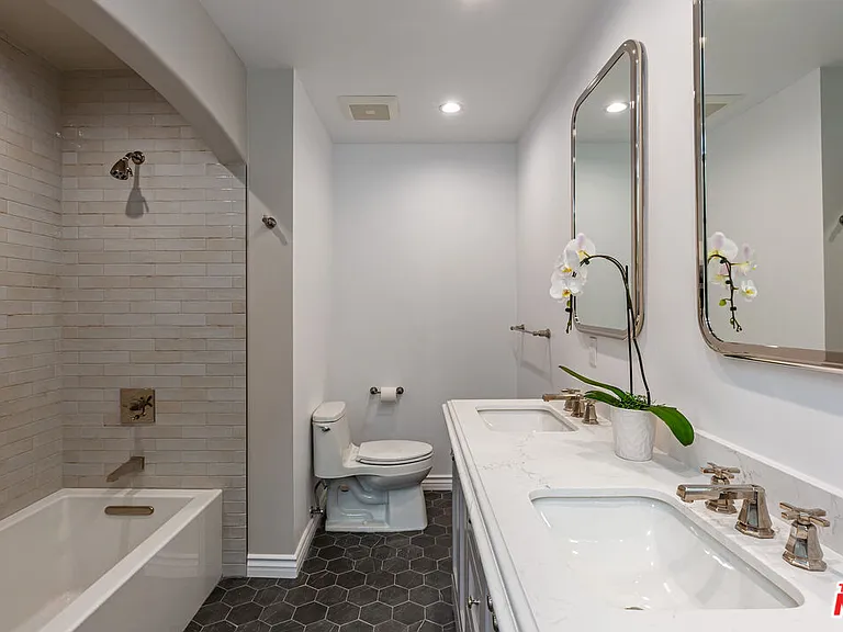 1467 N Kings Rd — Photo 18