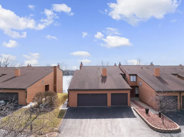 48041 Bayshore Dr, Belleville, MI 48111