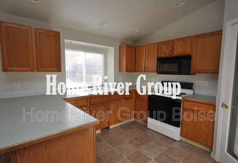 1899 E Chimere Dr — Photo 3