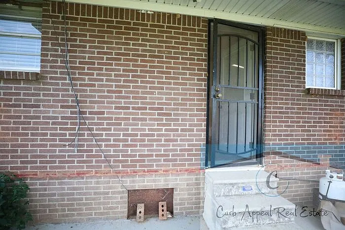 3 bed, 1.0 bath, $1,400 — Photo 2