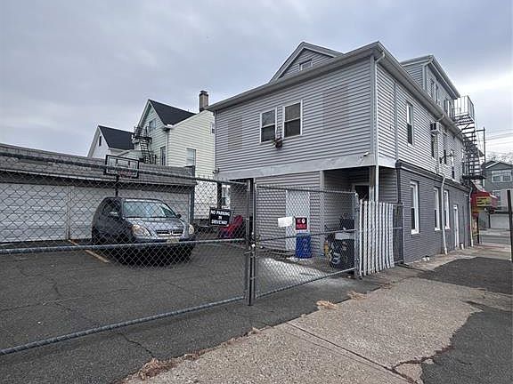 4th image of 365 10th Ave