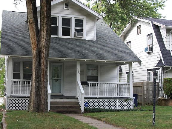 3rd image of 1247 Dickinson St SE
