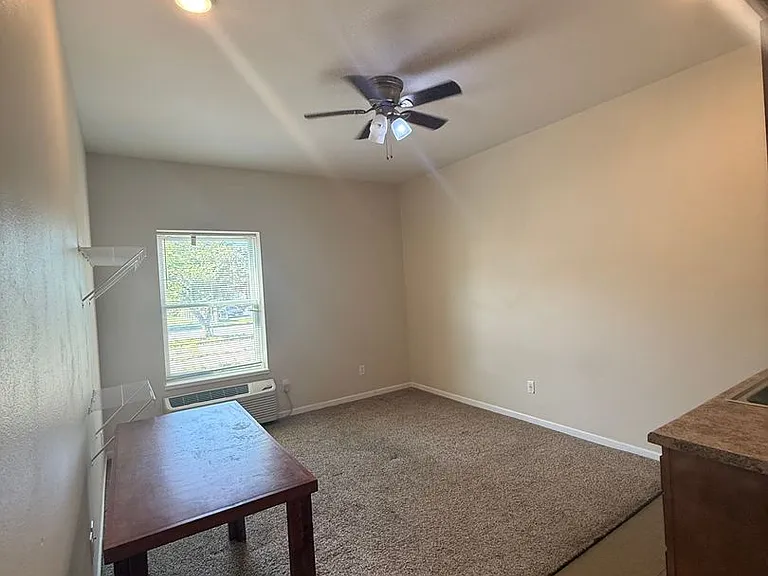 303 N Oak St — Photo 2