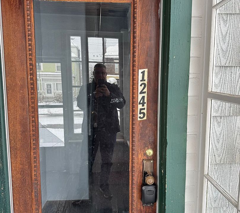 1st image of 1245 W 9th St