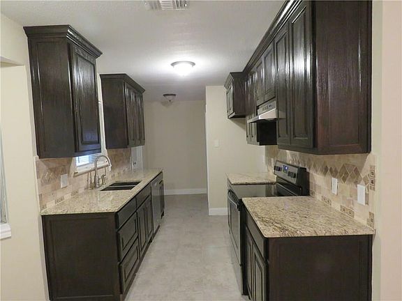 3rd image of 933 Kelley Dr