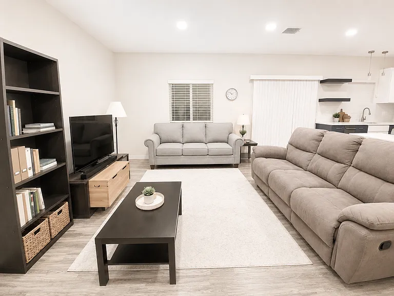 909 W Oakwood St #6 — Photo 2