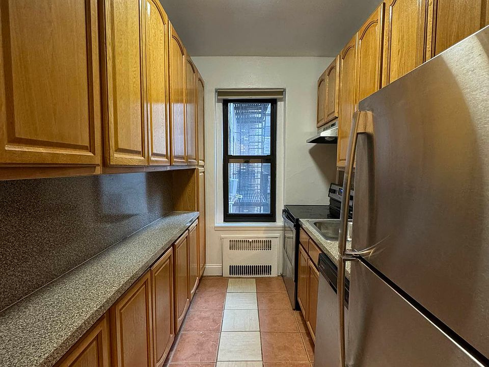 2nd image of 1035 Washington Ave APT 2H