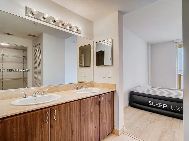 2425 SW 27th Ave #806 — Photo 27
