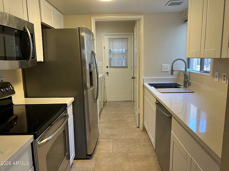 925 E Beryl Ave — Photo 2