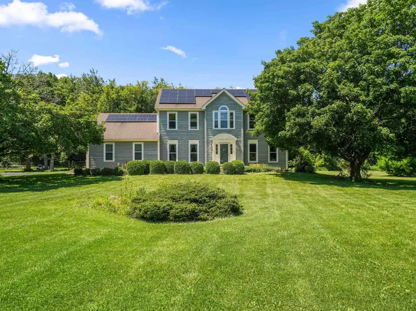 5N512 Buckskin Trl, St Charles, IL 60175