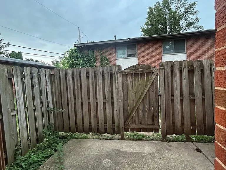 Coventry Court Townhomes — Photo 182