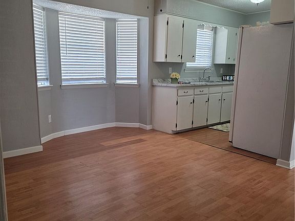 3rd image of 506 Creek St
