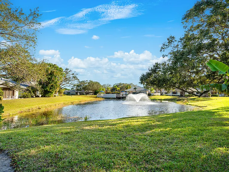 913 Club Dr — Photo 32