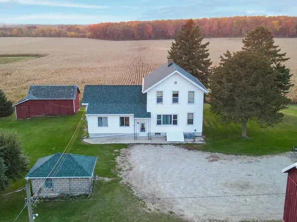 E8770 Steinberg Ln, New London, WI 54961