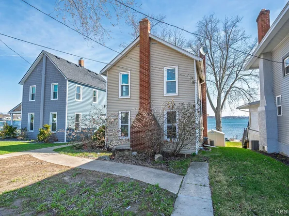 9568 Main St, Whitmore Lake, MI 48189