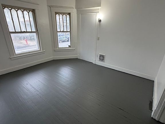 5th image of 82 Robinson St #1
