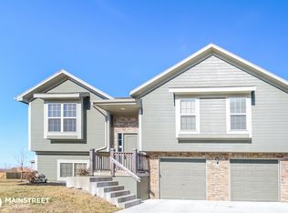 428 Sunflower Dr, Raymore, MO 64083