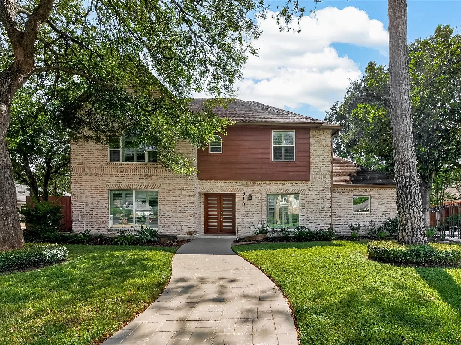 4 bed, 2.5 bath, 3264 sqft, $4,500 — Photo 1