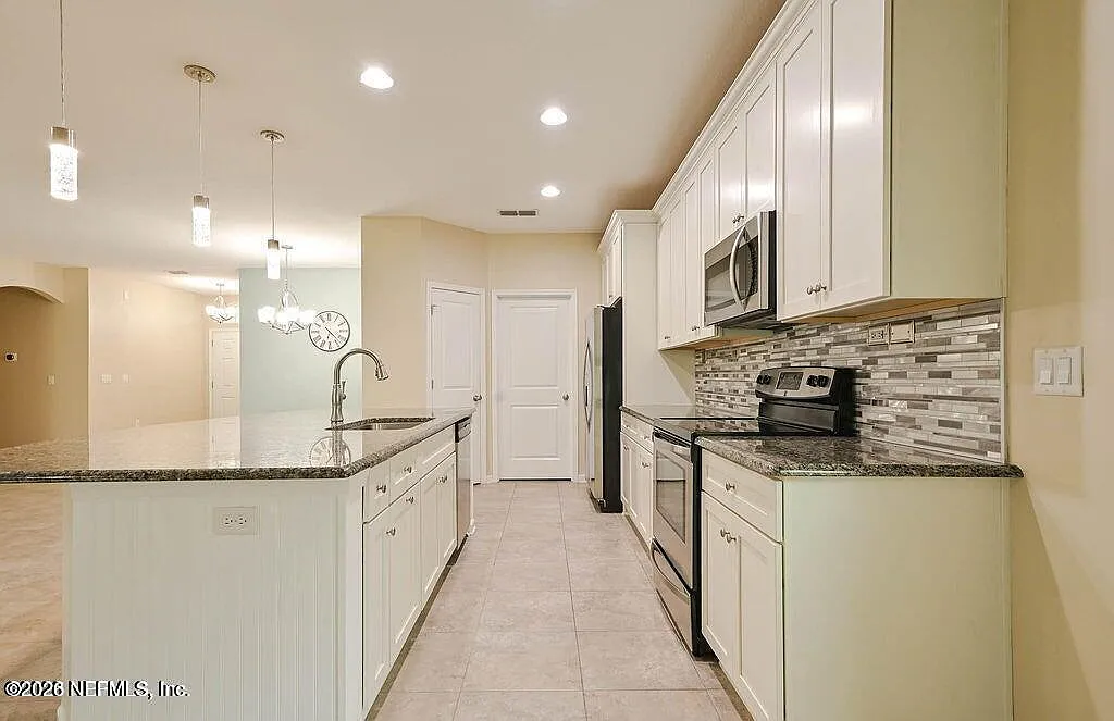 5 bed, 3.0 bath, 2324 sqft, $2,600 — Photo 2