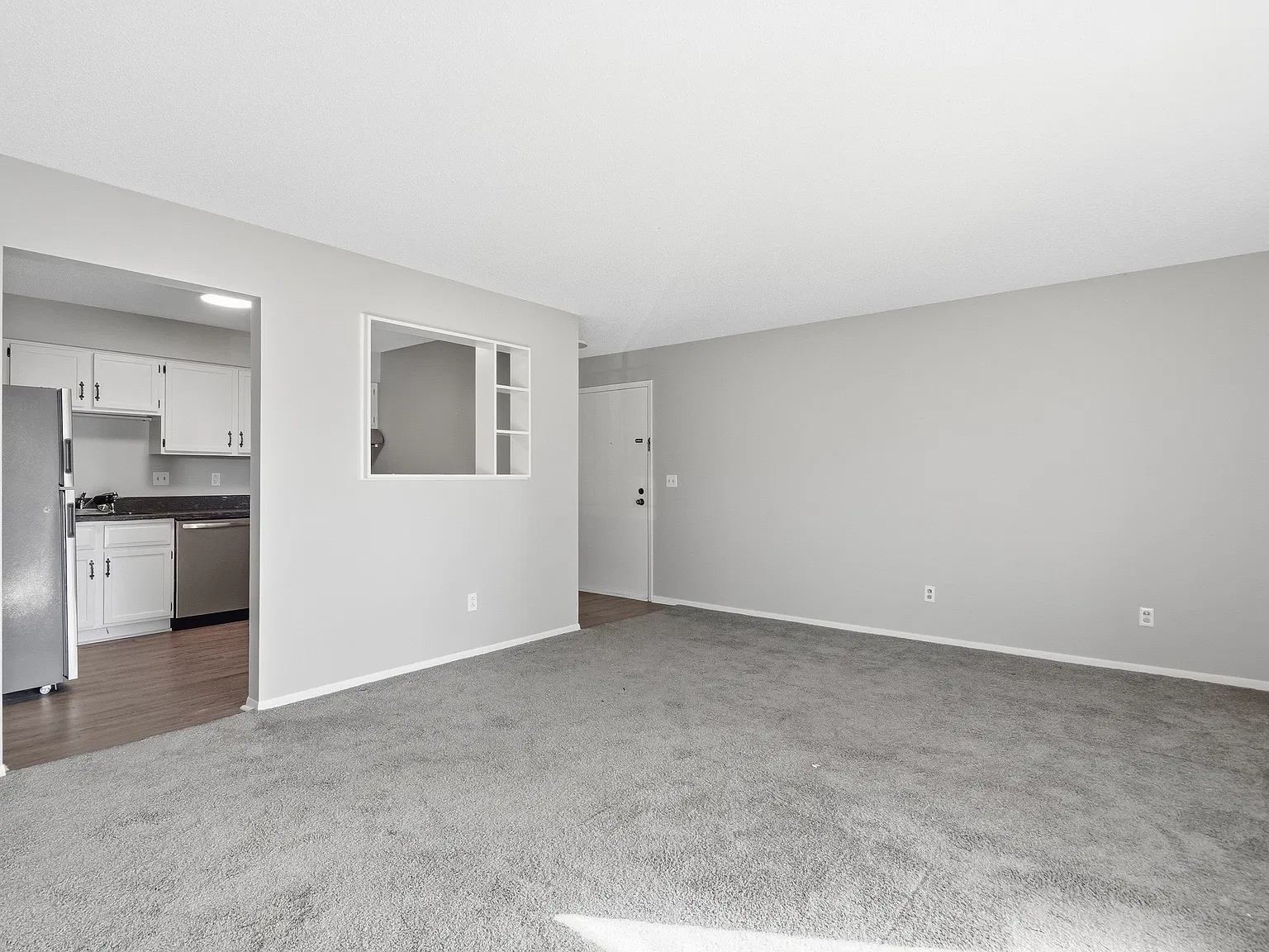 2 bed, 1.5 bath, 915 sqft, $915 — Photo 2