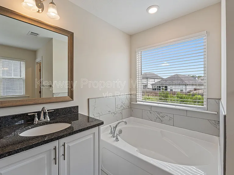 585 Hampton Dr — Photo 19