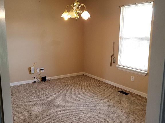 4th image of 212 Windmeade Cir