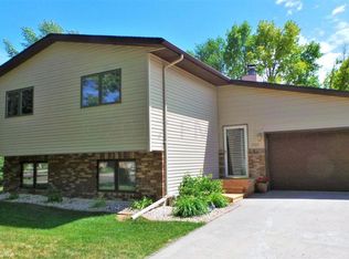2220 27th Ave S, Fargo, ND 58103
