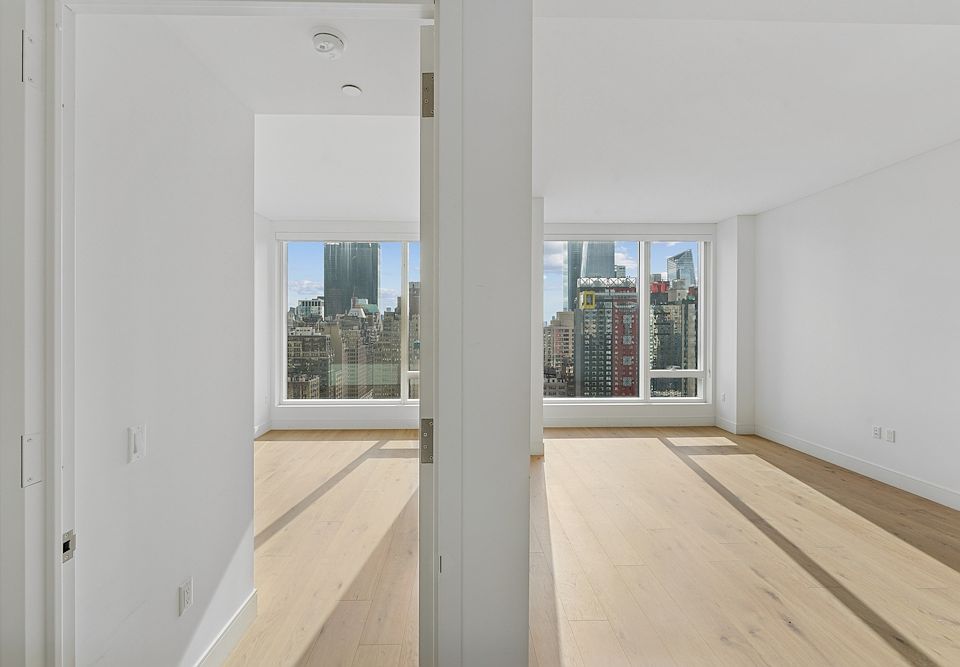 1st image of 312 W 43rd St #20E