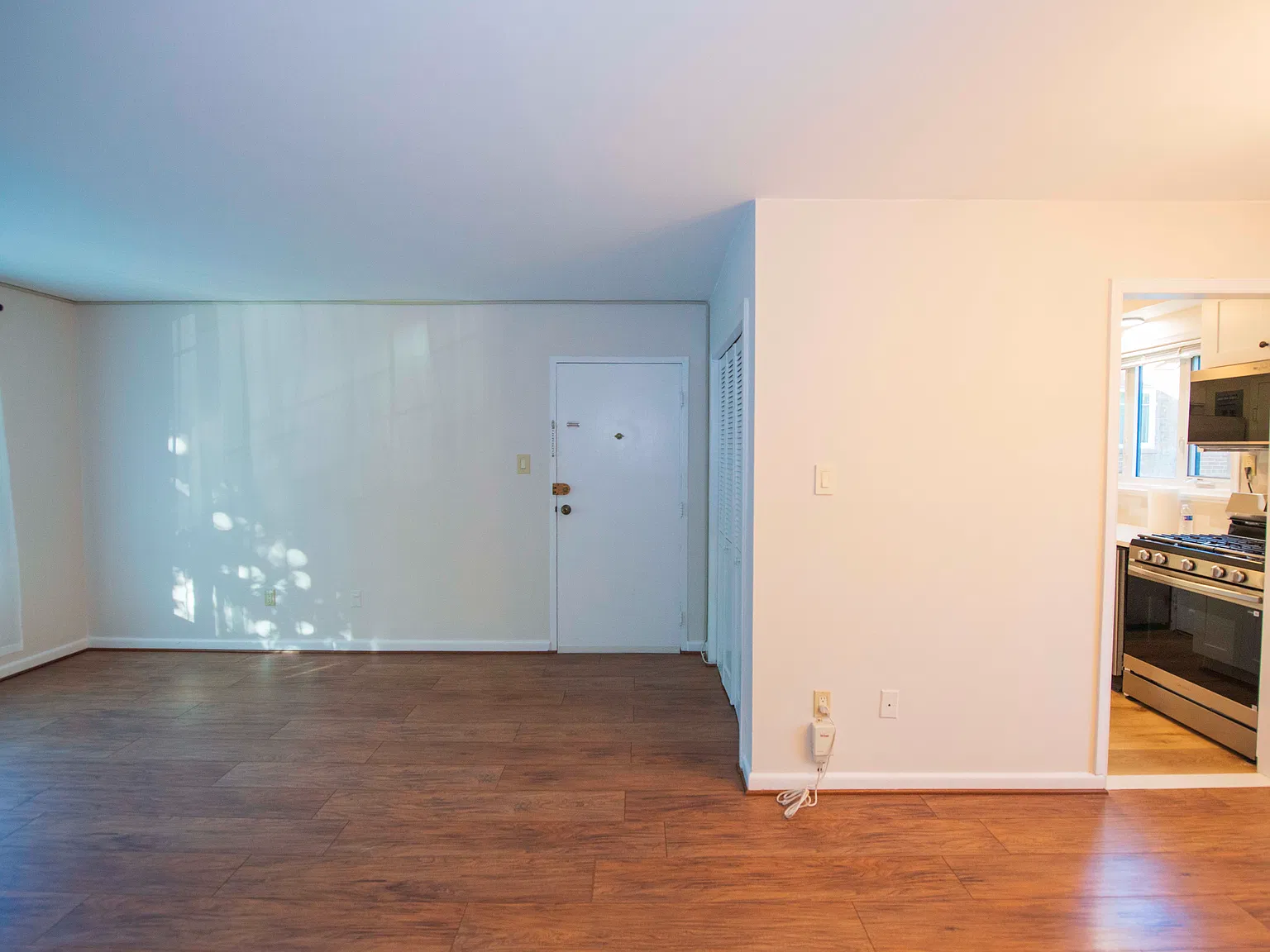 2 bed, 842 sqft, $2,100 — Photo 2