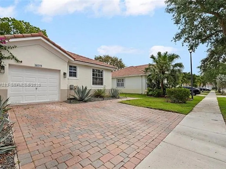 18755 SW 27th Ct #Townhouse 18755 — Photo 3