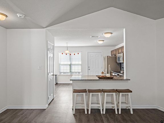 5th image of 541 Foster St