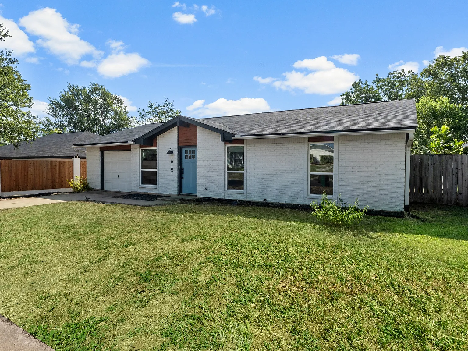 3 bed, 1230 sqft, $2,300 — Photo 3