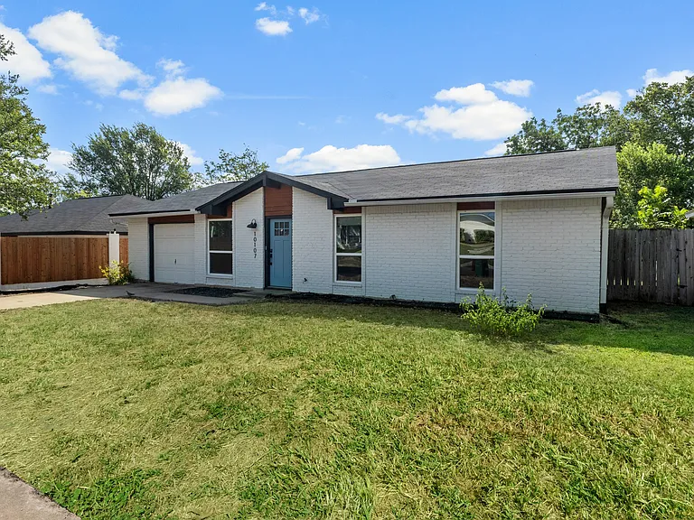10107 Floyd Dr — Photo 2