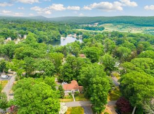 20 Seneca Trl, Oak Ridge, NJ 07438