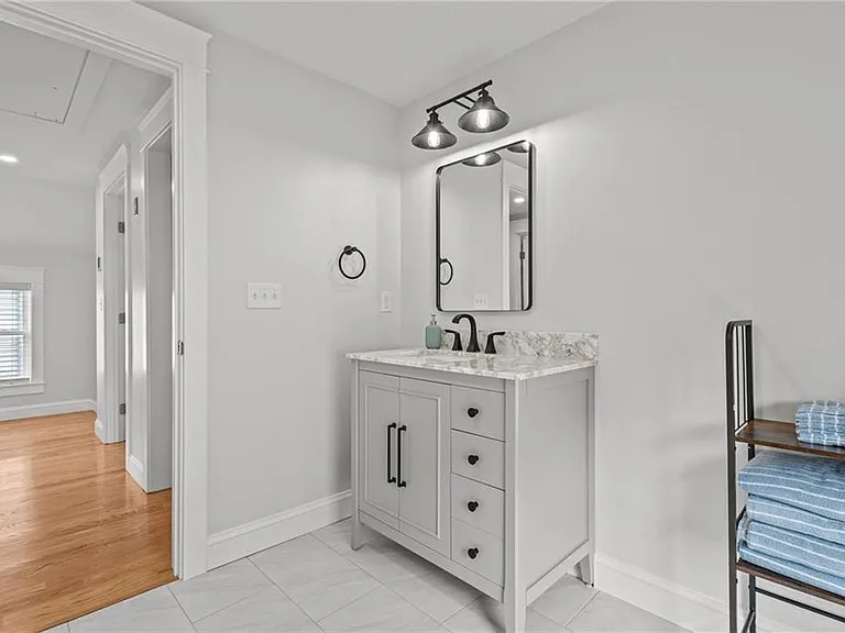 484 Thames St — Photo 16