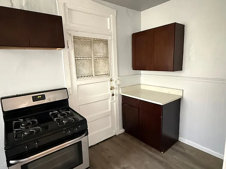 SPACIOUS 2 BEDROOM APARTMENTS AVAILABLE — Photo 11