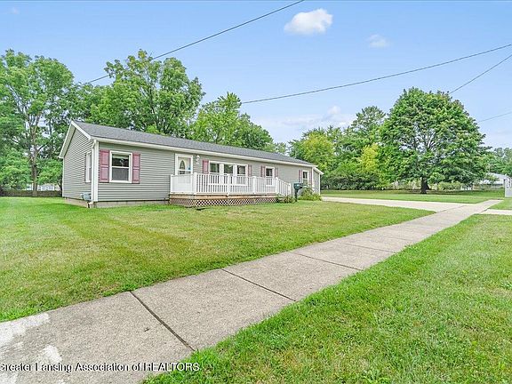 5th image of 823 Pleasant St