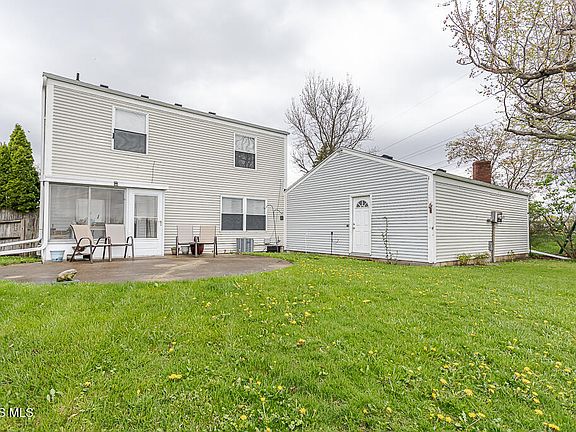 3rd image of 3692 Lakepointe Dr