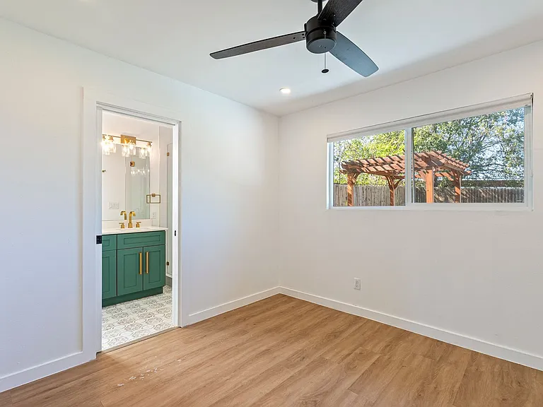 5200 King Charles Dr — Photo 10