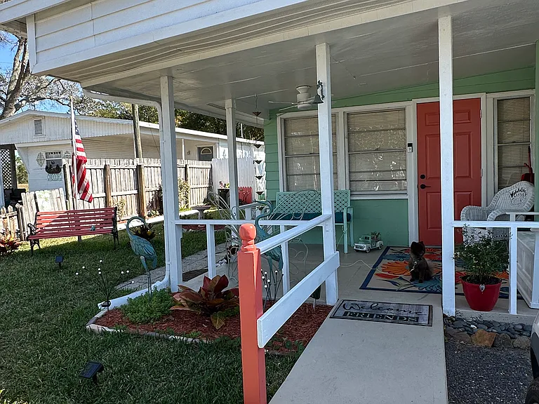 752 Driftwood Ln — Photo 2