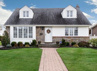 12 Cromwell Rd, Carle Place, NY 11514