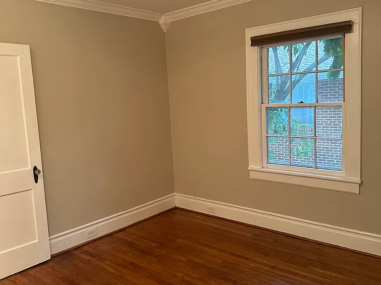 819 W Knox St — Photo 18