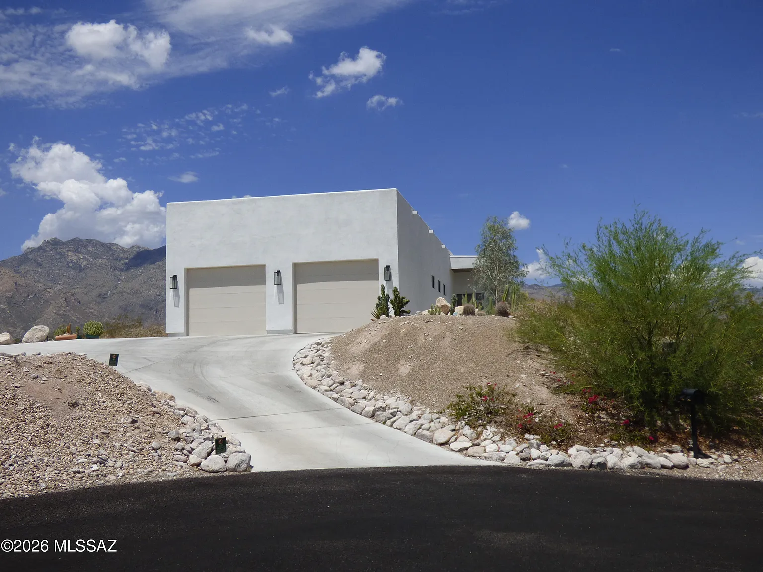 3 bed, 3.0 bath, 2702 sqft, $3,950 — Photo 1
